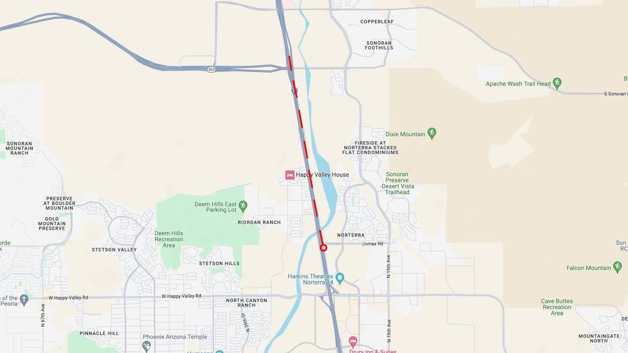 <b>Interestatal 17 norte</b>
<br>La I-17 en dirección norte estará cerrada en Jomax Road, entre las 10 p.m. del viernes 9 de agosto, hasta las 5 a.m. del lunes 12 de agosto. Además, se reducirá a un solo carril entre Jomax Road y Loop 303.
<br>
<br>Jomax Road en dirección oeste estará cerrada cerca de la I-17. La rampa de entrada a la I-17 en dirección norte en Happy Valley Road estará cerrada. 
<br>
<br>
<b>Rutas alternas</b>
<br>El tráfico de la I-17 en dirección norte utilizará las rampas de entrada y salida en Jomax Road. Permanezca en el desvío principal de la autopista y evite usar las calles cercanas.