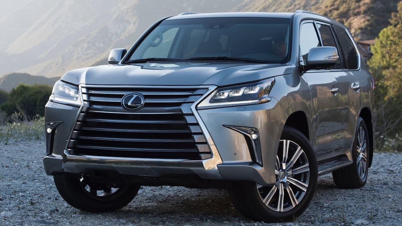 <b>Lexus LX570 2017</b>
<br>
<br>La versión Lexus de la legendaria Toyota Land Cruiser es un vehículo tan competente como lujoso pero con un sentido de propósito muy japonés que te dice constantemente y sin la discreción de sus contrapartes europeas que aparte de un vehículo de lujo también se trata de una competente camioneta todoterreno.