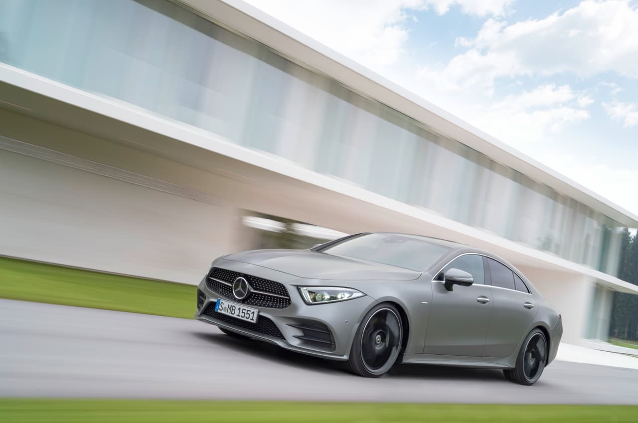 El nuevo Mercedes-Benz CLS cuenta con una batería de tecnologías de ayuda a la conducción a las que el fabricante llama 'Manejo Inteligente'. Entre ellos se encuentra la 
<b>tecnología de seguridad PRE-SAFE</b> que prepara a los ocupantes en caso de un choque inminente incluyendo un sonido especial para preparar a los oídos contra el ruido que produce un choque fuerte.
