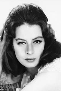 La historia de Capucine (nacida Germaine Léfevre), es muy triste. Pese a ser una de las modelos más famosas de la primera mitad del siglo XX y de haber triunfado en Hollywood con filmes como 'La Pantera Rosa', nunca pudo con sus problemas emocionales, derivados de no aceptar nunca su sexualidad y en 1990, a los 62 años y aún muy bella, acabó con su vida arrojándose de la azotea de su apartamento de lujo en París.