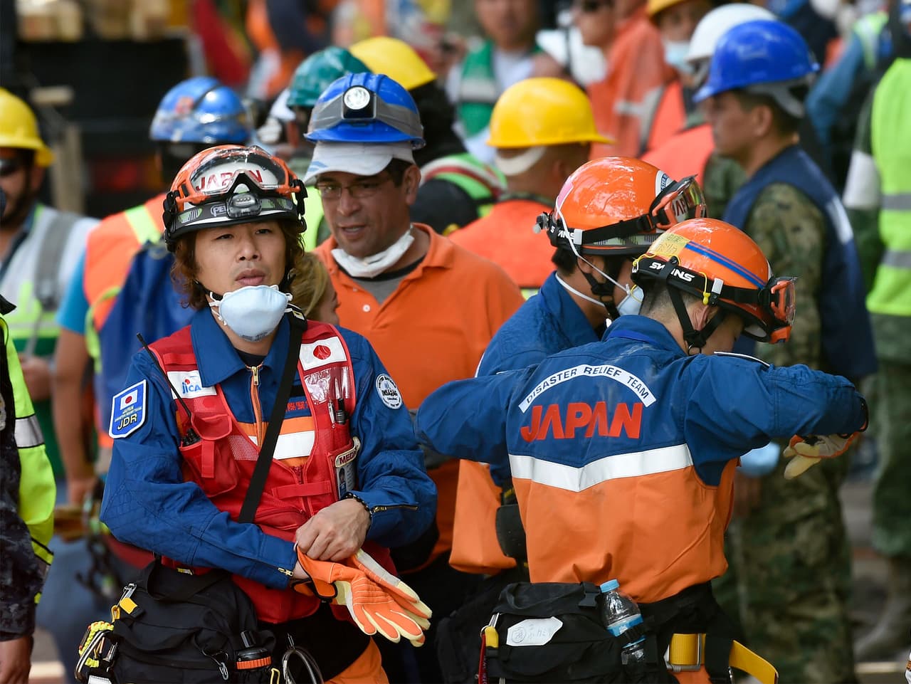 Alrededor de 70 rescatistas de Japón arribaron el jueves a México con 4 perros. Según el Gobierno de la Ciudad de México, al menos medio centenar de personas había sido salvado en la capital hasta el miércoles y unas 1,900 resultaron heridas.