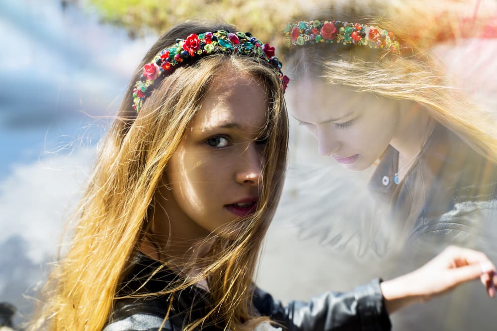 Más allá de teorías esotéricas o sobrenaturales sobre la reencarnación o que nuestra alma esté "paseando" en otros niveles astrales, este tipo de sueños no tienen nada de paranormal, y te contamos por qué. Soñar con una "vida pasada" es una manera de tu subconsciente de buscar una respuesta o una interpretación a algo que estás viviendo en tu actualidad.