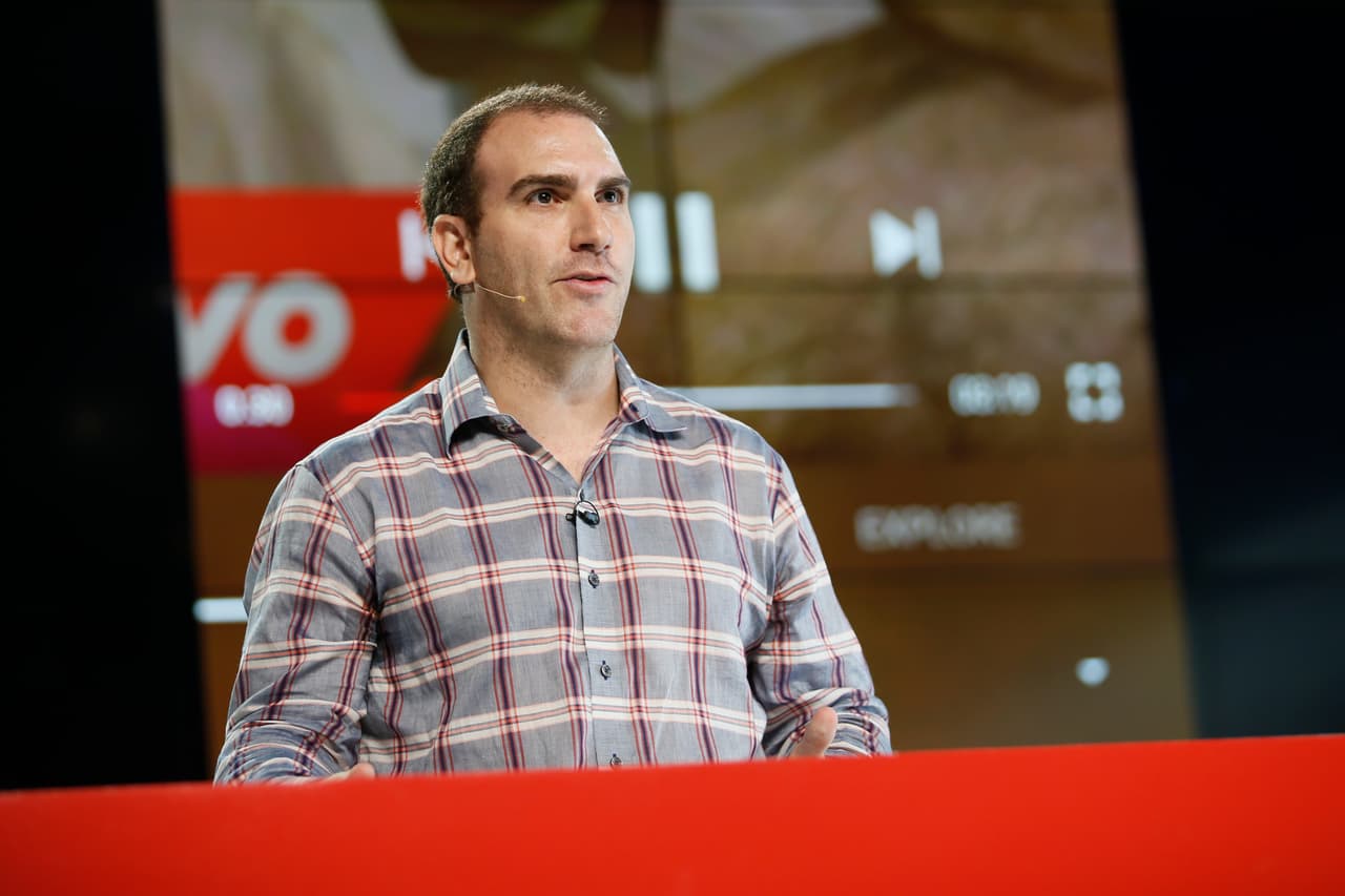 <b>Manuel Bronstein</b>: es venezolano y en la actualidad es vicepresidente de gestión de producto de YouTube. Estudió ingeniería electrónica en la Universidad Simón Bolívar de Caracas, pero posteriormente hizo una maestría en administración de negocios en marketing, tecnología y desarrollo de producto en la Universidad de California, en Berkeley. Junto con su equipo ha procurado mejorar la comunicación e interacción entre creadores y espectadores de Youtube, para que, según ha declarado en entrevistas, sea un medio súper interactivo.