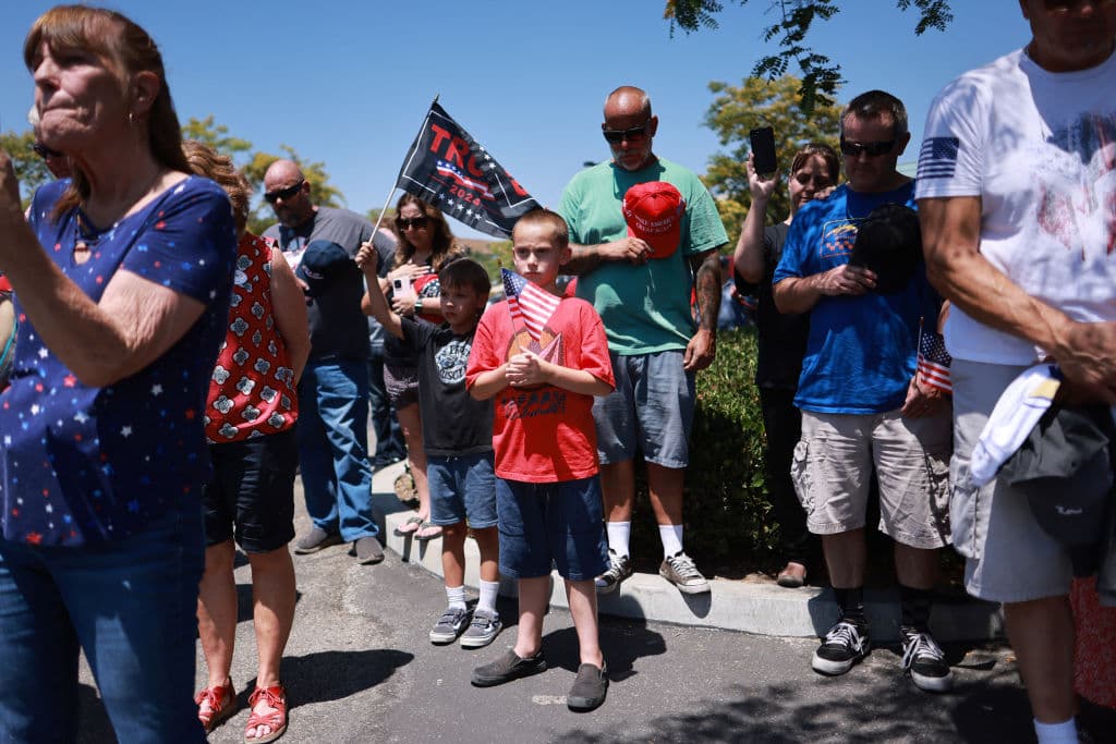 Familias se dieron cita en la manifestación en Simi Valley, en el condado de Ventura. Allí recordaron además a 
<b><a href="https://www.univision.com/local/miami-wltv/intento-de-asesinato-contra-trump-identifican-a-las-victimas-en-pensilvania" target="_blank">todas las víctimas del atentado contra el expresidente Trump</a></b> en Pensilvania.