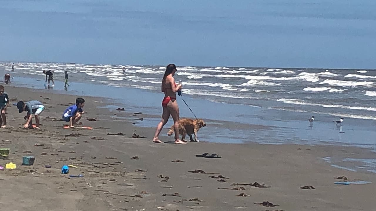 Los negocios mantienen también reglas de distanciamiento social.