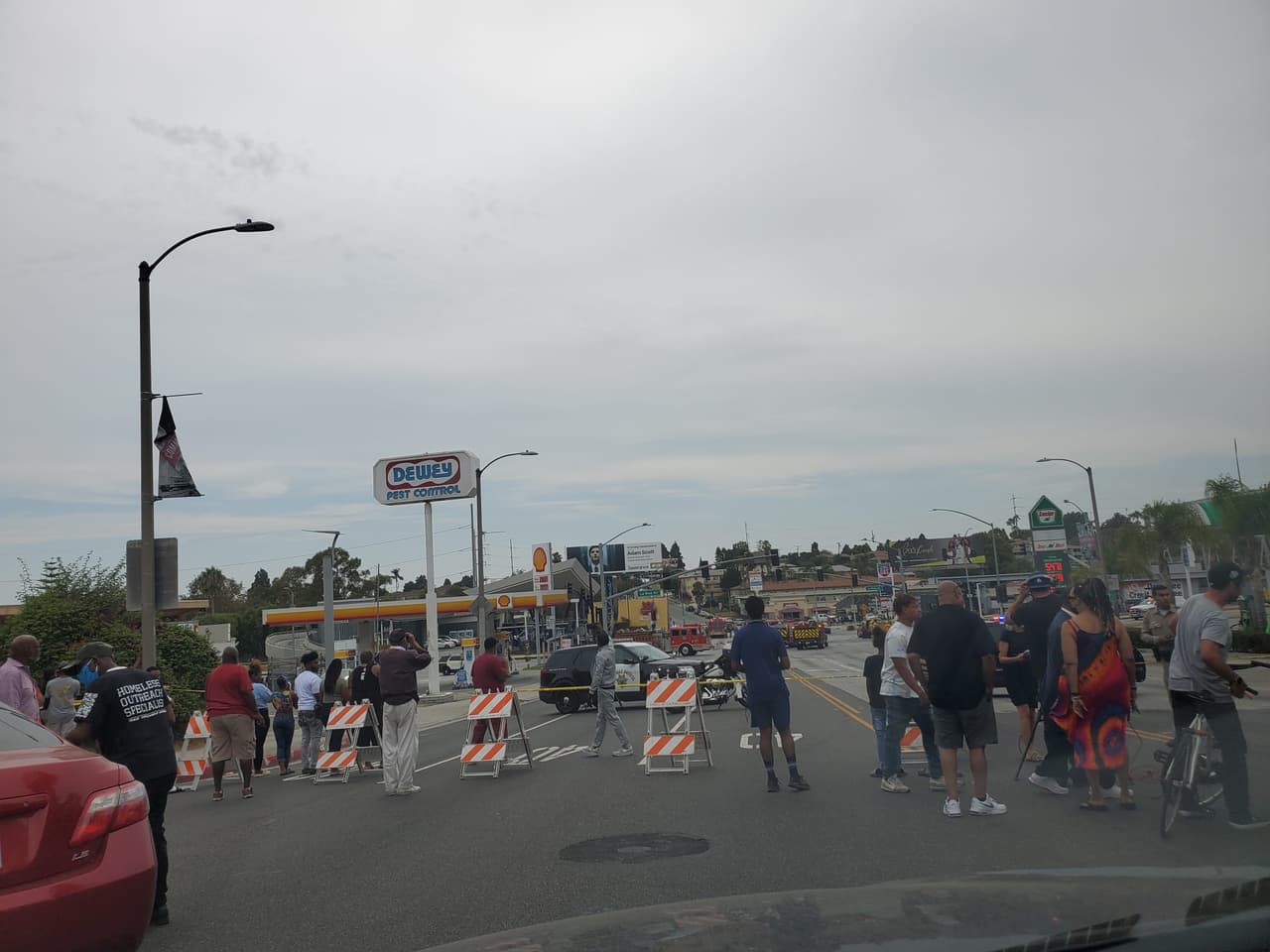 Cientos de personas llegaron hasta el lugar tras ver la columna de humo que emanó el violento accidente.