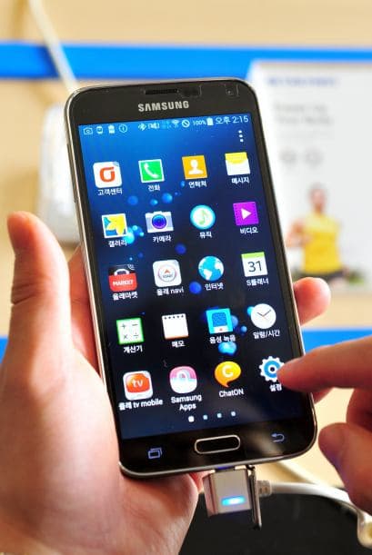 4. Galaxy S5. Representa la apuesta de Samsung para competir con Apple, además de que es su apuesta para mantenerse en el fabricante número uno de smartphones. Tiene un lector de huellas digitales.