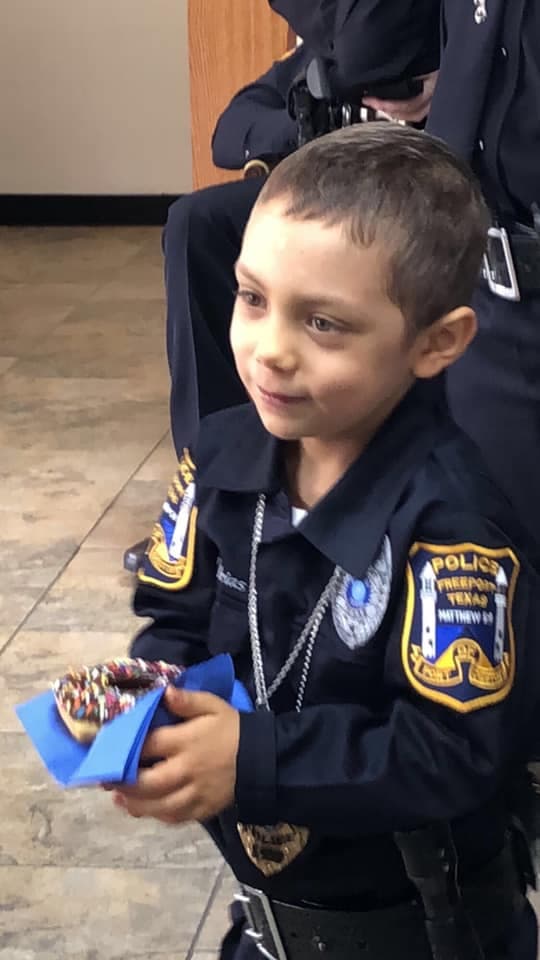 Y seguro que el de su juramentación como agente de policía será un día que la pequeña nunca olvidará. "Wow, vaya derroche de apoyos a nuestra agente 'rookie' (novata) Abigail Rose Arias", escribieron en la página de la policía de Freeport. "Su increíble historia ha dado la vuelta al mundo".