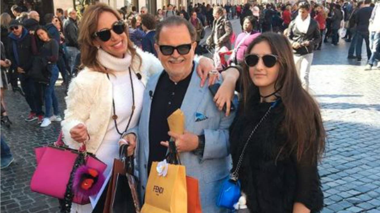 Su compañero de labores en 
<b>El Gordo y la Flaca</b> y amigo desde hace más de 20 años, la felicitó y junto a esta foto que los muestra junto a 
<b><a href="https://www.univision.com/shows/el-gordo-y-la-flaca/raul-el-gordo-de-molina-aprovecho-la-visita-de-su-bebe-mia-para-darle-de-comer-en-la-boca-video">Mía de Molina</a></b>, le deseó que su día estuviera "lleno de cosas buenas como te mereces. Te queremos mucho".