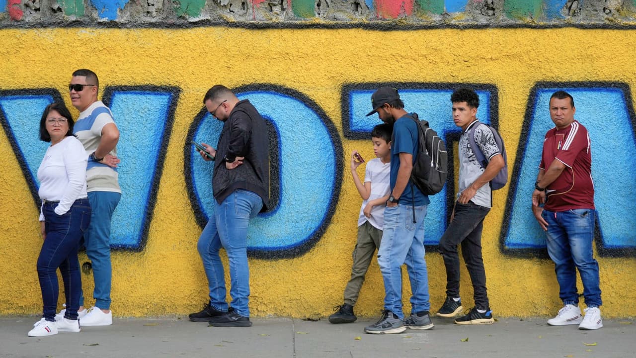 La solidaridad no solo se limita al apoyo político, sino también a la asistencia a los más vulnerables. “
<b>Fueron a votar en andaderas, en muletas</b>, para que esa tercera edad no pase más trabajo, no pasen más penurias de las que ya están pasando. Se está haciendo recolección de comida y se les está dando. Hay, tercera edad, quédense en su casa,
<b>nos toca a nosotros seguir el país que ustedes construyeron</b>”, añade Colazza.