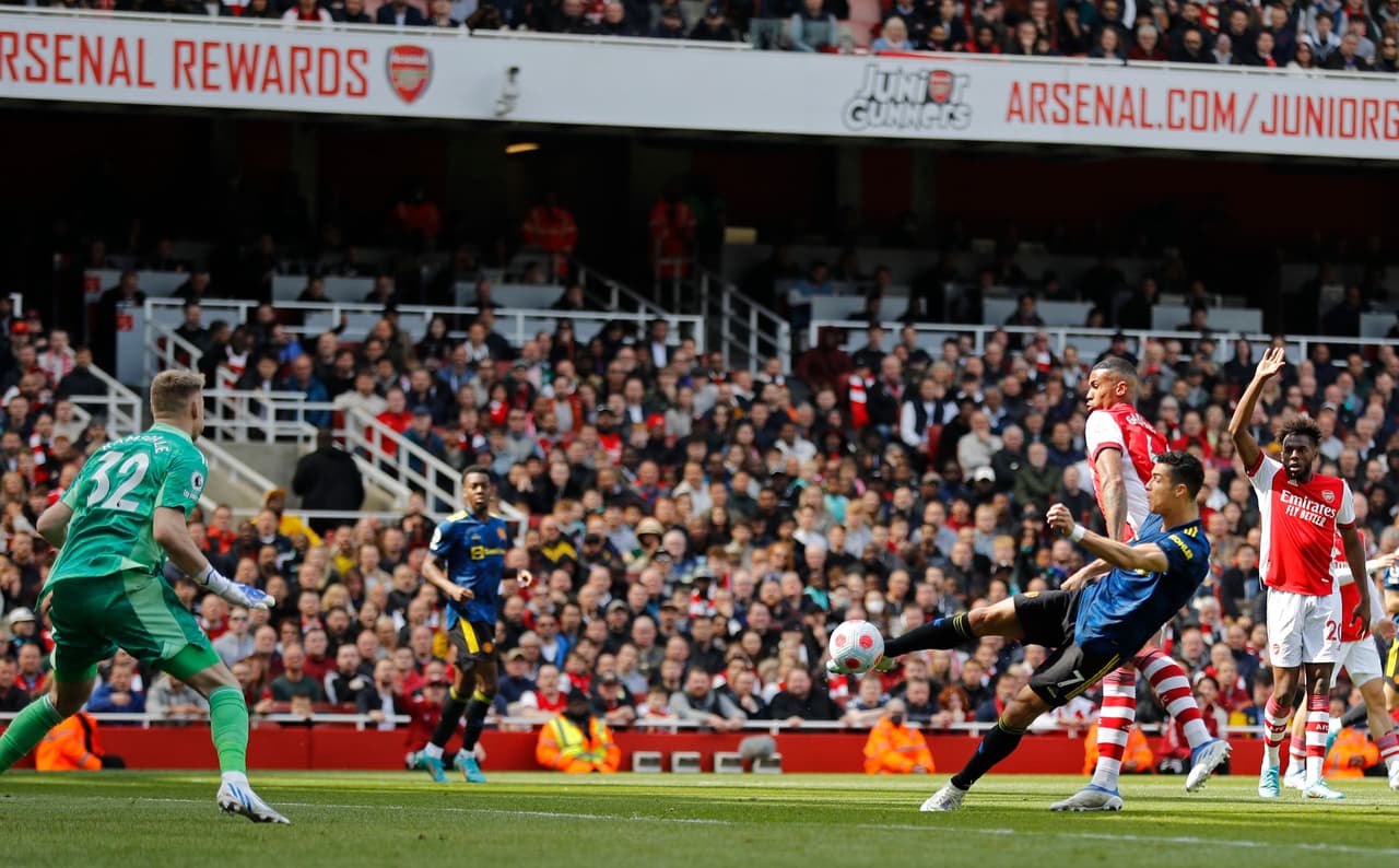 Arsenal venció 3-1 al Manchester United con goles de Nuno Tavares, Bukayo Saka y Granit Xhaka; Cristiano Ronaldo descontó en la Jornada 34.