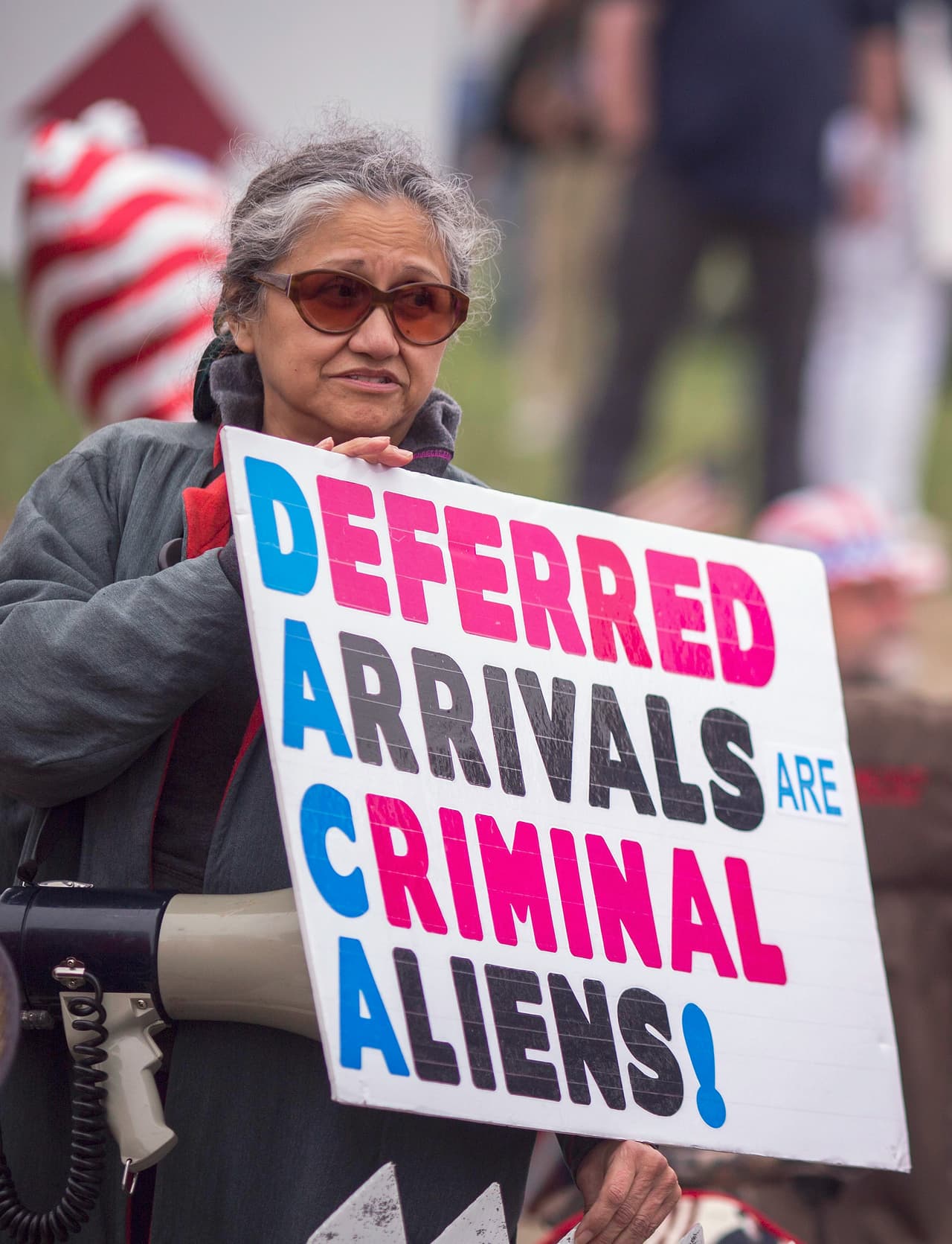 “Llegadas diferidas de inmigrantes criminales”, se lee en un cartel que muestra una partidaria de Donald Trump en alusión a las siglas de DACA, el programa que beneficia a los inmigrantes jóvenes conocidos como ‘dreamers’.