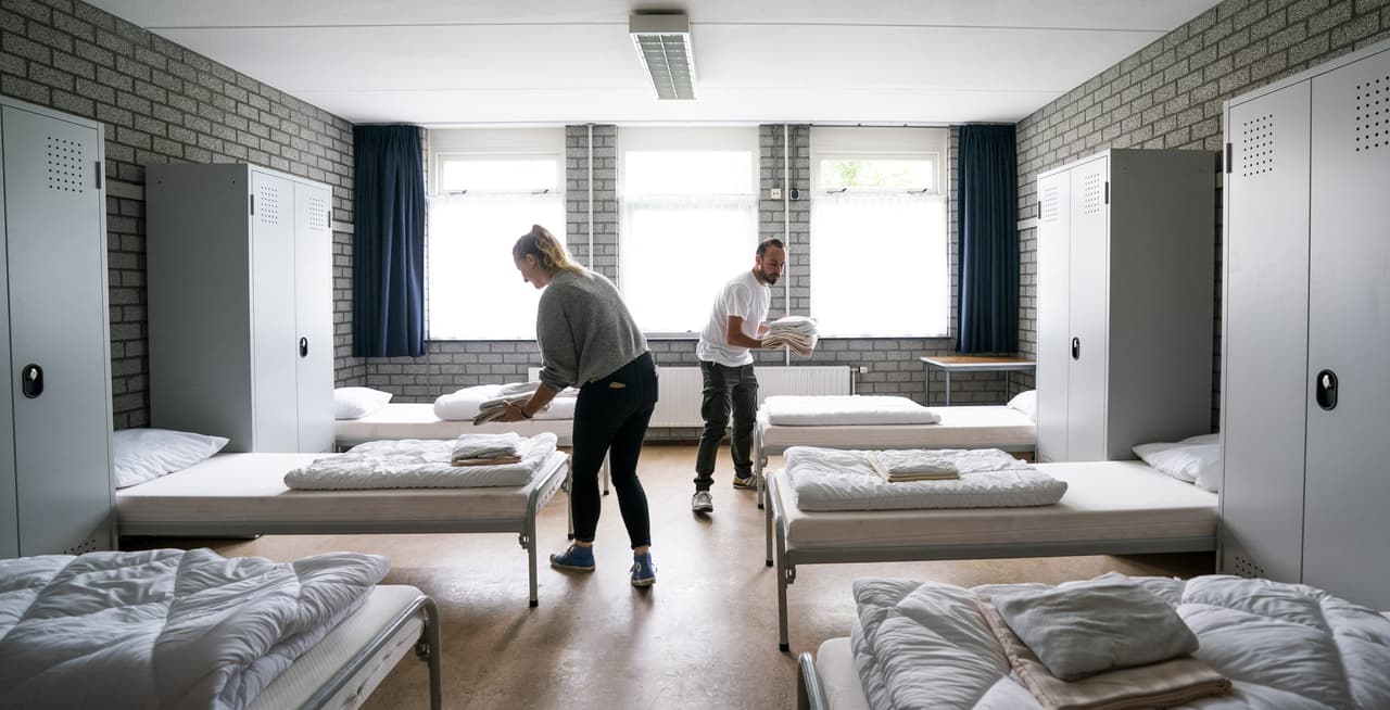 La instalación de un refugio de emergencia en Amsterdam, Países Bajos, antes de la llegada de evacuados afganos el 18 de agosto.
<br>
<br>El jefe del Comando Europeo del ejército estadounidense 
<a href="https://apnews.com/article/australia-7eb3a72bca661e758ebab955896115e2"><u>dijo que más de 7,000 evacuados de Afganistán habían sido trasladados a ocho lugares de Europa</u></a> para ser procesados antes de volar a Estados Unidos.