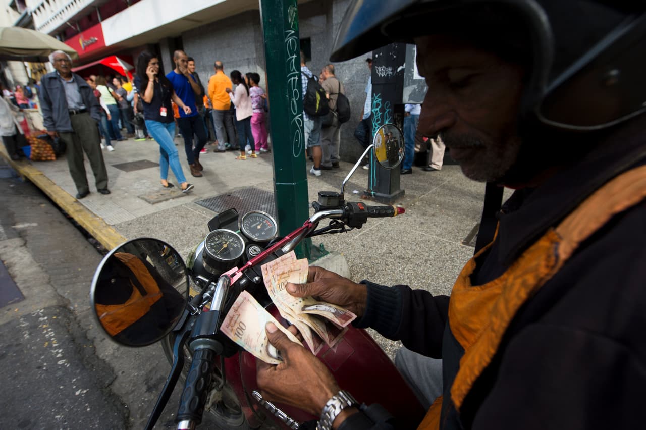 Sin billetes nuevos ni viejos: se agudiza el caos en Venezuela por la falta de efectivo