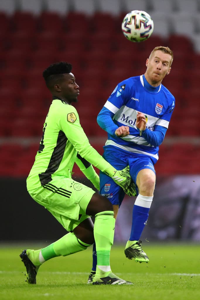 Huntelaar (7’) abrió el marcador y Promes (11’) creció la diferencia muy pronto. Matheus Dos Santos (35’) hizo el tercero y Gravenberch (90+2’) marcó el último. Edson Álvarez ingresó al 46’. Ajax lidera la competición del futbol neerlandés con 30 unidades luego de 12 encuentros disputados.