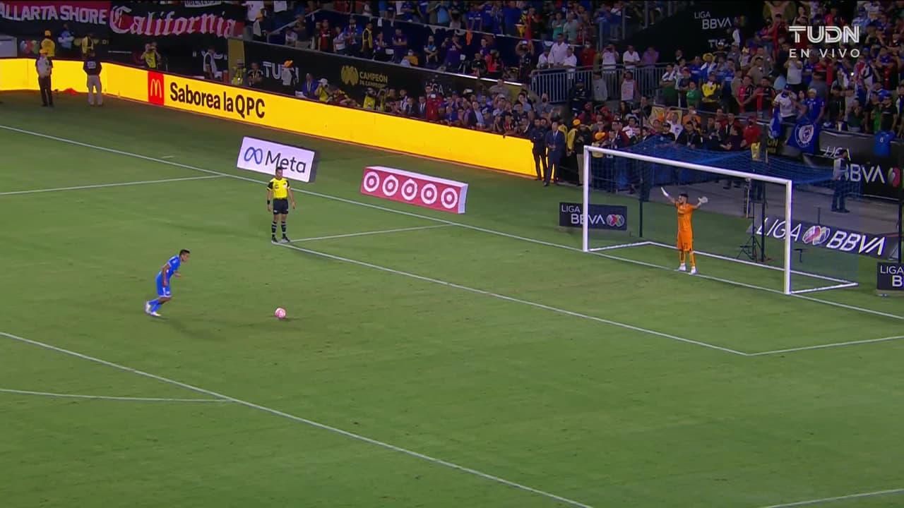 ¡GOL!  anota para Cruz Azul. Carlos Rodríguez