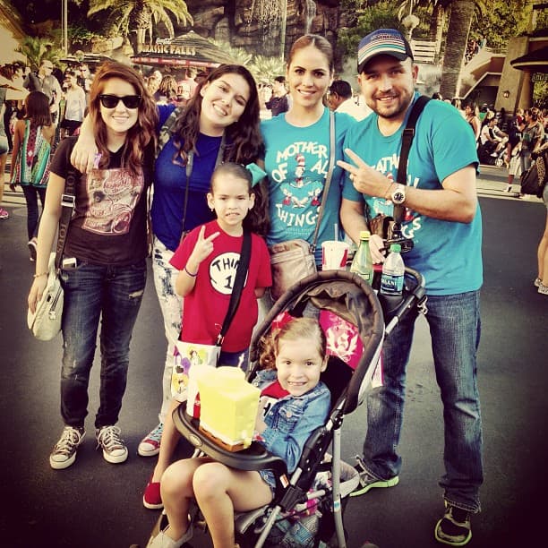 En los viajes familiares, Yoselin se hace presente con toda la familia de su papá.