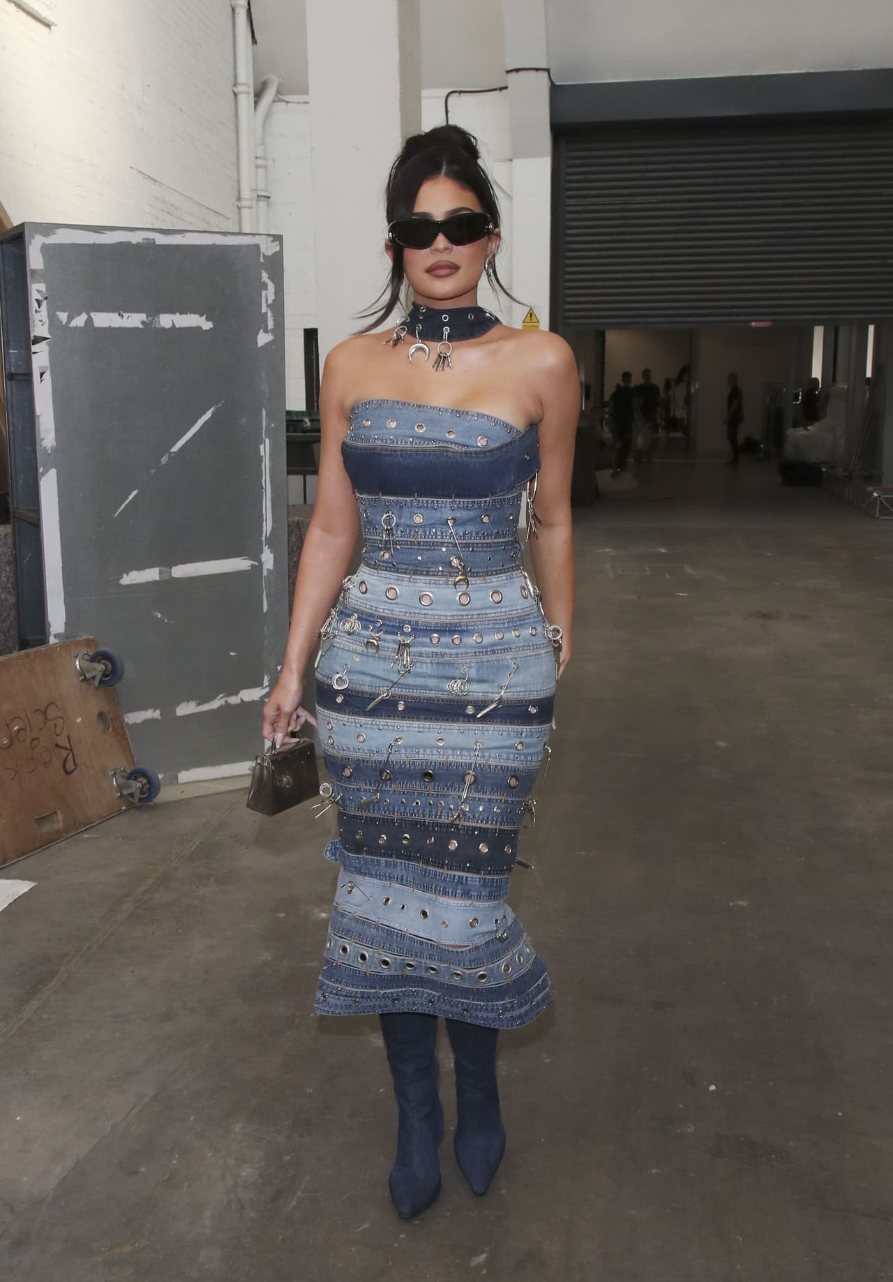 El mismo viernes 5 de agosto, lució un vestido de mezclilla Marine Serre. Según indica el mismo medio británico, esta prenda tampoco está disponible para comprarse.