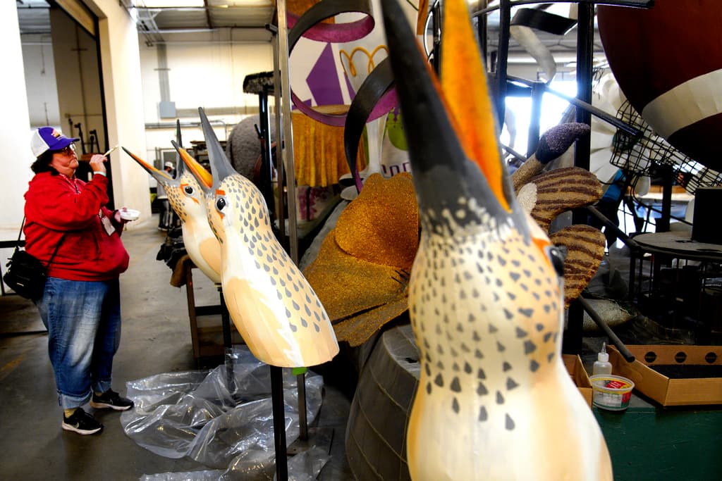 Esa carroza, la de la ciudad de Torrance, también contará con estos pájaros. La voluntaria Dawn Hamilton puso en acción otra etapa del proceso, esparciéndoles semillas de amapola.