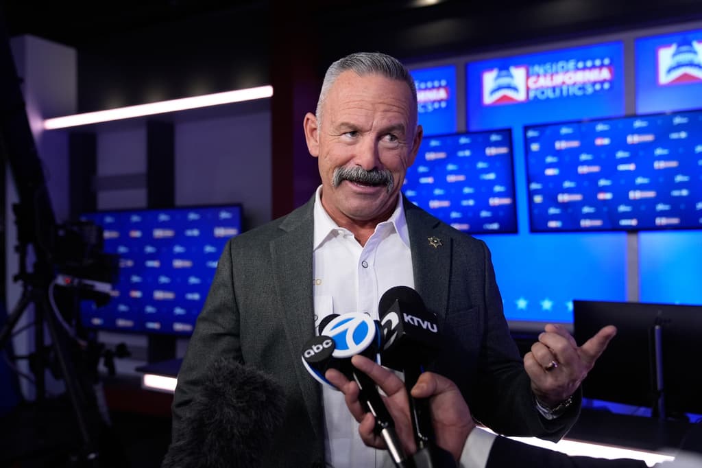 El sheriff de Riverside, Chad Bianco, se enfocó más en resolver el problema de las personas sin hogar, que insistió, "no tiene nada que ver con las viviendas. [...] Estas personas sufren de abuso de drogas y alcohol y de enfermedades mentales...".
<br>
<br>Prometió retirar fondos a las organizaciones sin fines de lucro que trabajan con personas sin hogar, para dedicar una parte a centros de tratamiento de adicciones y centros de salud mental.