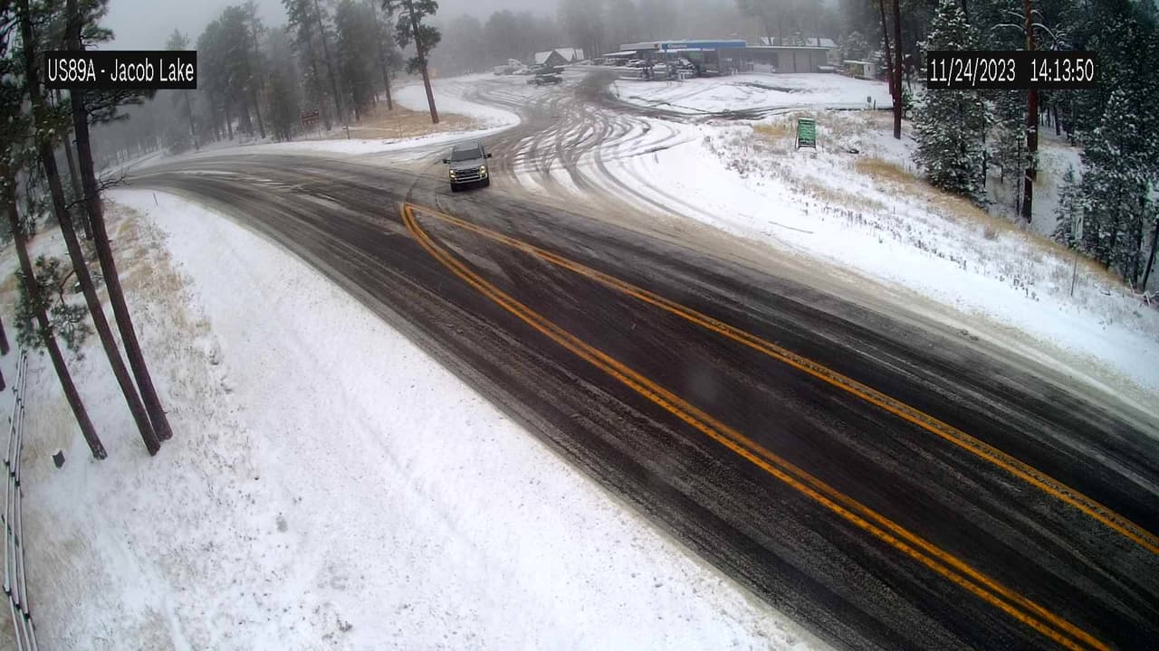 Las mayores acumulaciones se limitarán a la meseta Kaibab, los picos de San Francisco y las montañas Chuska, donde son posibles de 4 a 8 pulgadas. “La nieve se pega a la carretera. Planifique tiempo de viaje adicional si conduce por las tierras altas hoy”, alerta el NWS.