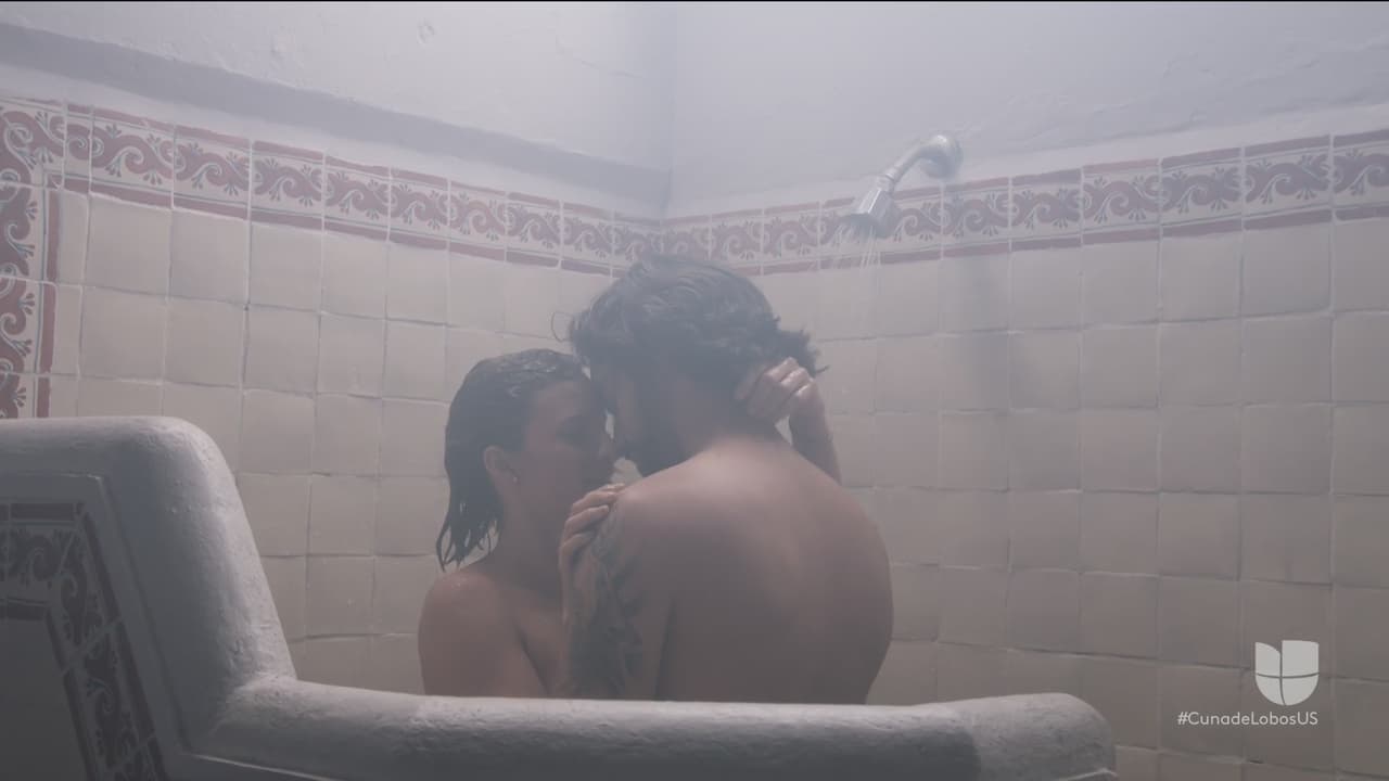 Alejandro, quien es bisexual, está dispuesto a todo para cumplir con las órdenes de su madre.