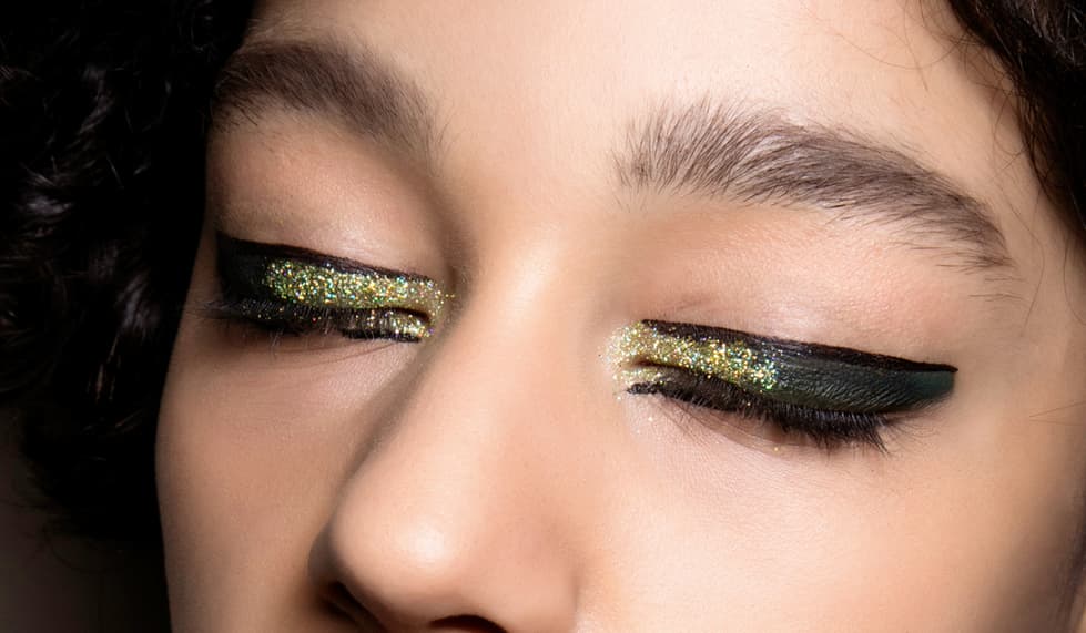 Lo vimos en: Charlotte Olympia, Emanuel Ungaro, Fausto Pugli, Giambattista Valli, Vetements Paris, Thom Browne y Marques’ Almeida. Productos clave: • Technakol Liners en tonos Sourpuss, Purple Dash, Funfare, Skyscape. • MAC Pigments, en Red Electric, Neo-Orange, Primary Yellow, Hi-Def Cyan, Green Space. • Glitters en Silver, 3D Silver, 3D Black, 30 Violet, Refflect Bronze, Reflects Very Pink, Reflects Copper.