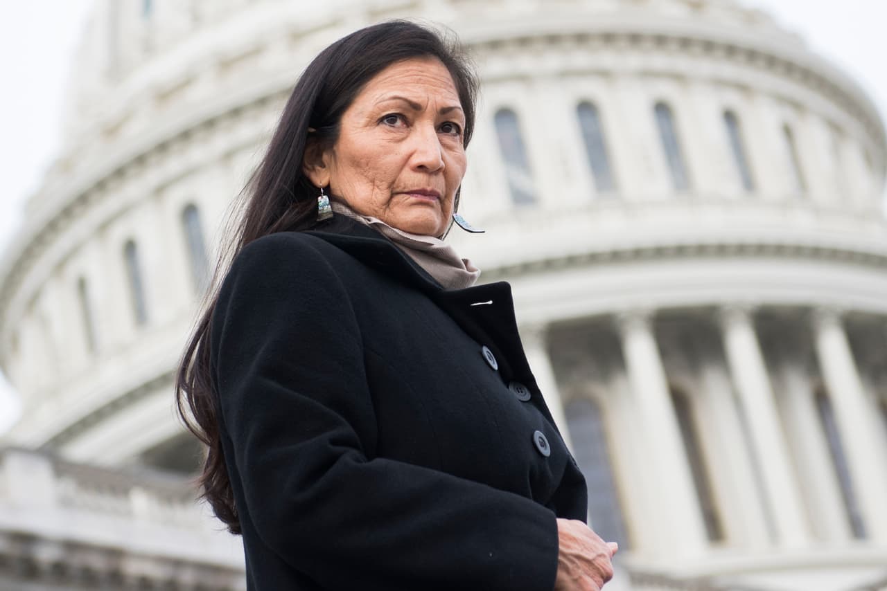 <b>Secretaria del Interior: Deb Haaland.</b> Se desempeña actualmente como representante del 
<a href="https://www.univision.com/noticias/elecciones-2018/deb-haaland-la-mujer-que-aspira-ser-la-nativa-americana-en-el-congreso">primer distrito del estado de Nuevo México</a> y será la primera nativa estadounidense en encabezar el Departamento del Interior, el despacho encargado de supervisar los recursos naturales del país, incluidas las tierras tribales.
