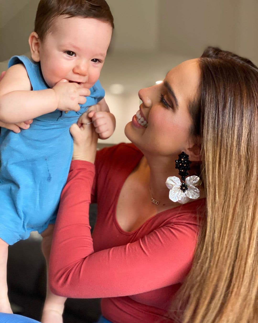 Un abrazo lleno de amor de madre e hijo entre Andrea Chediak y baby Diego siempre nos deja con un dulce sabor de boca, con el que por esta semana nos despedimos, en espera de que cada vez podamos estar más cerquita.