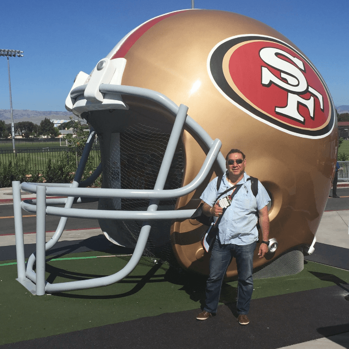 "Siempre he seguido a 49ers desde que vivía en México hace más de 20 años", dice Mauricio Valois.