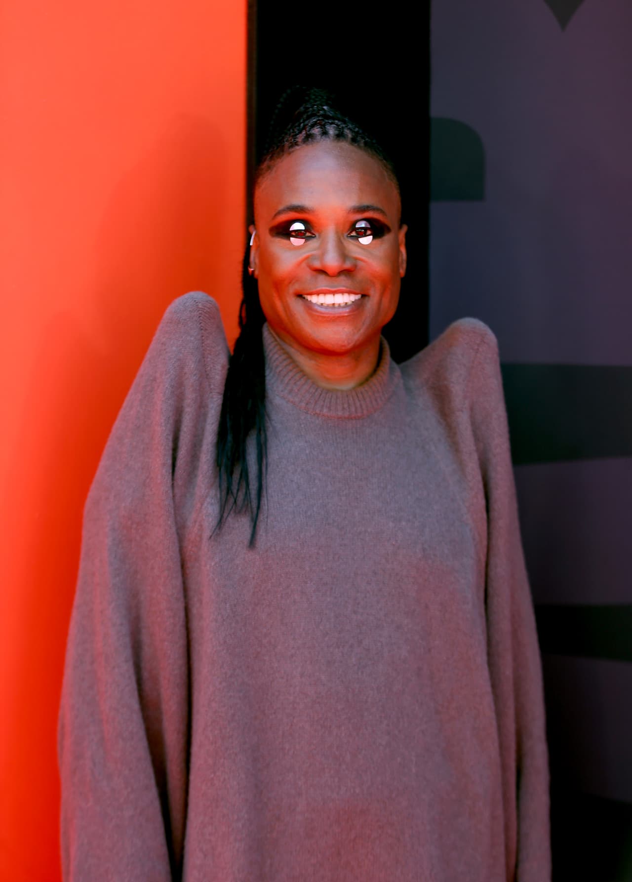 Con una falda de cola larga y plataformas a juego, el histrión posó sonriente para las cámaras de la ceremonia, las cuales captaron su impresionante maquillaje.