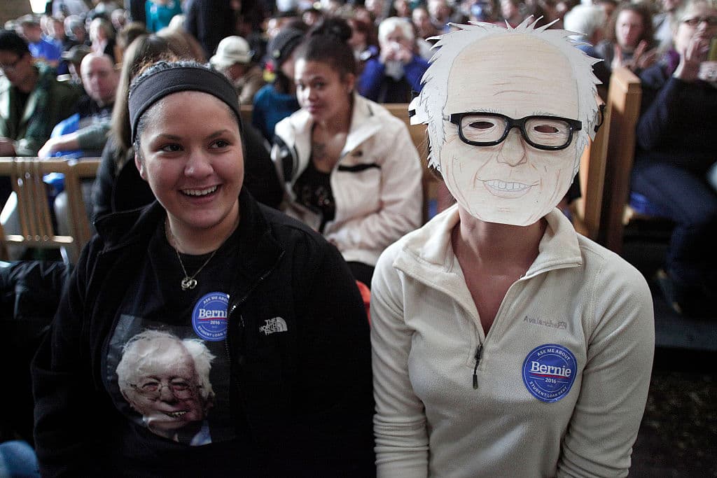 Seguidores de Bernie Sanders esperan al candidato en un foro sobre la crisis de agua el 25 de febrero, 2016 en Flint, Michigan.