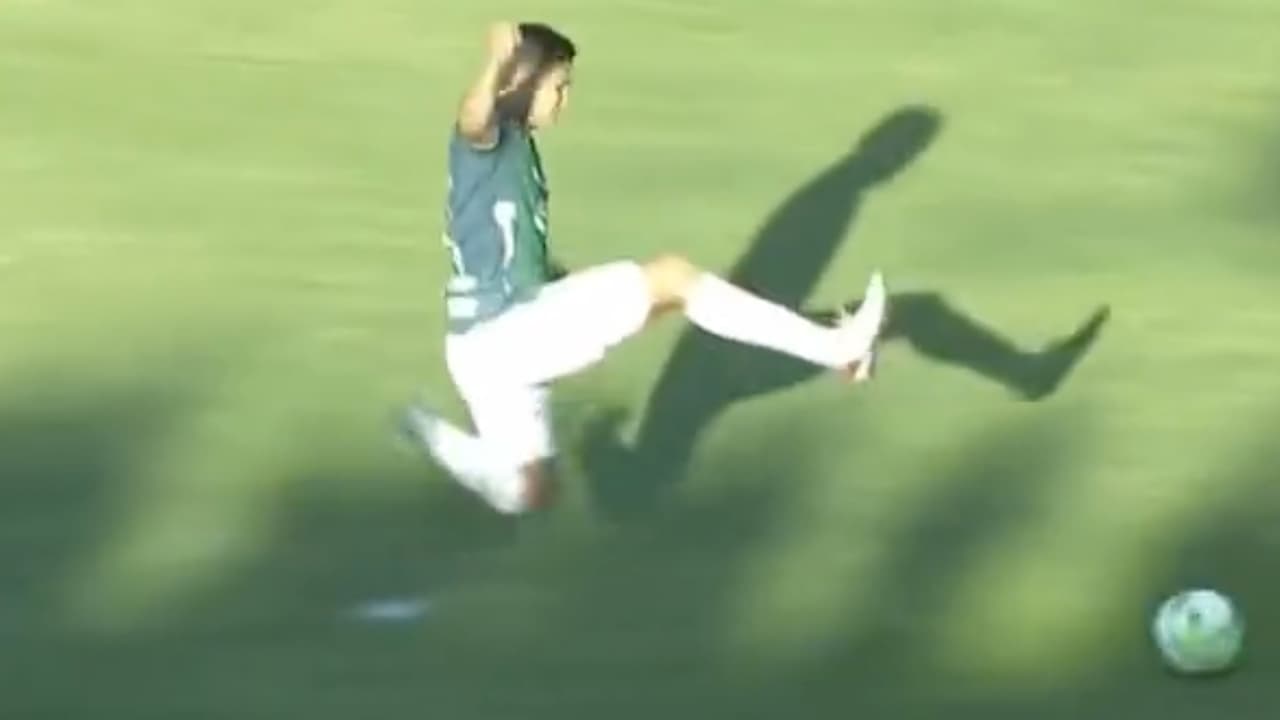 Reprobable patada voladora deja dos lesionados en Honduras