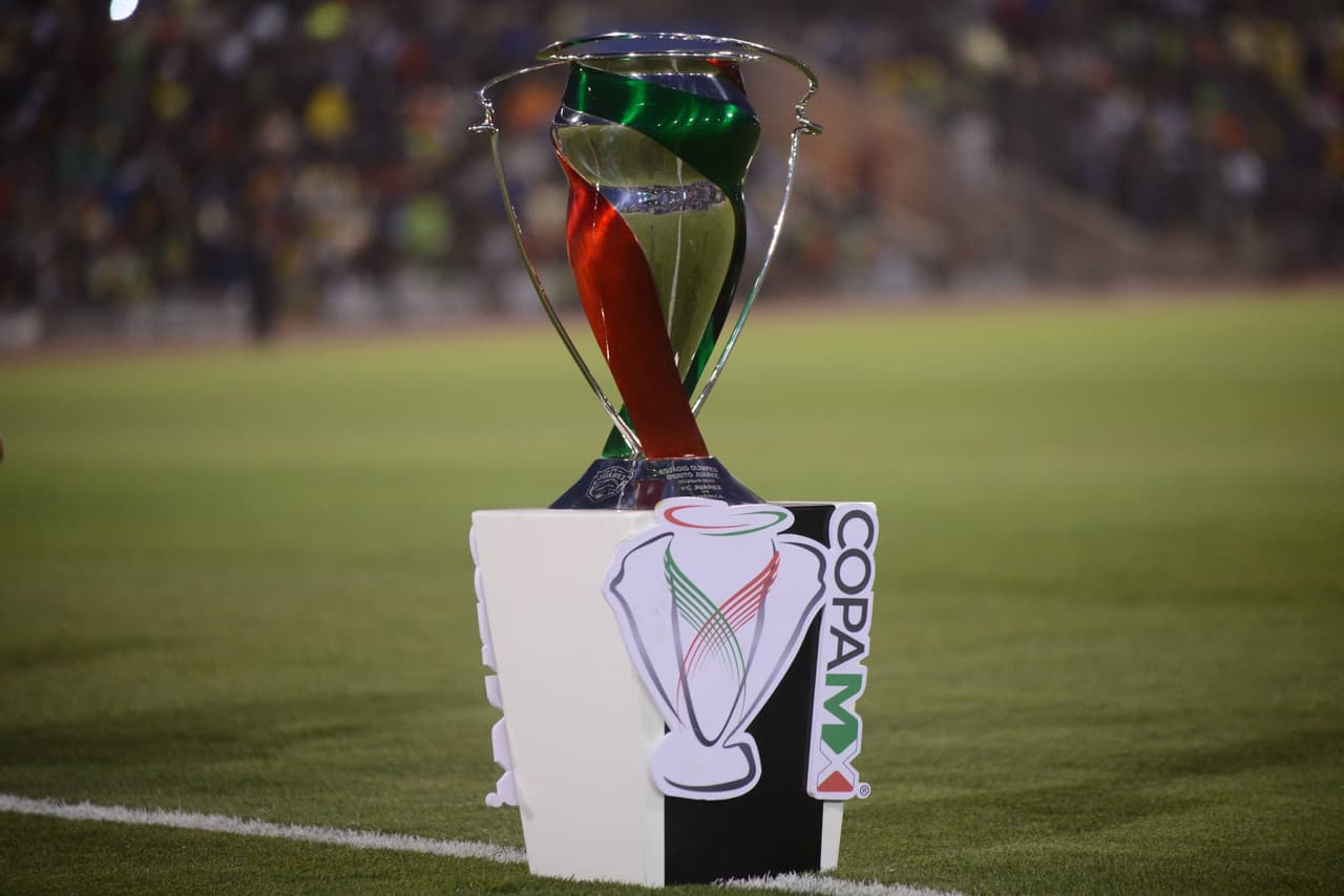 El preciado y vistoso trofeo de la Copa MX a la espera de ser levantado por el mejor de esta gran Final que culmina un intenso torneo.