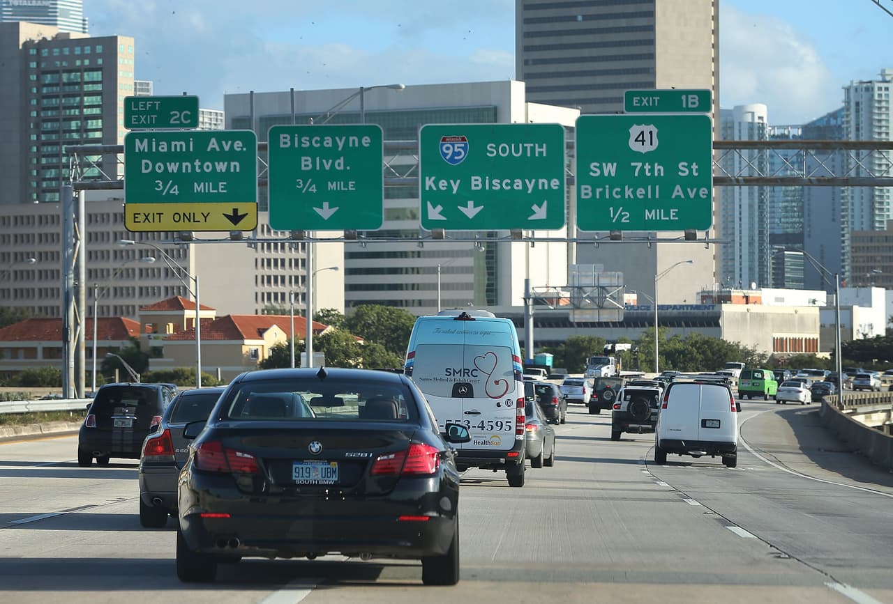 El cierre del carril afecta mayormente a las personas que se dirigen por la I-95 en dirección sur y que toman la I-395 para ir a Miami Beach. Una de las opciones recomendadas es seguir por la I-95 en dirección sur y dirigirse a la salida 3B, atravesar el Downtown, y en Biscayne Boulevard subir por la rampa A1A norte que lleva a Miami Beach.
<br>
