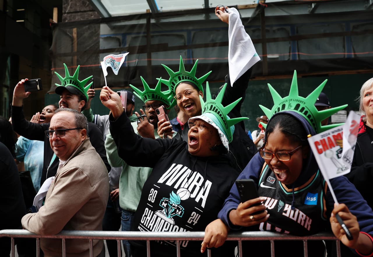 Los discursos resaltaron la importancia de este título para la comunidad y el deporte femenino, subrayando el papel de las Liberty como referentes para las futuras generaciones de atletas.
