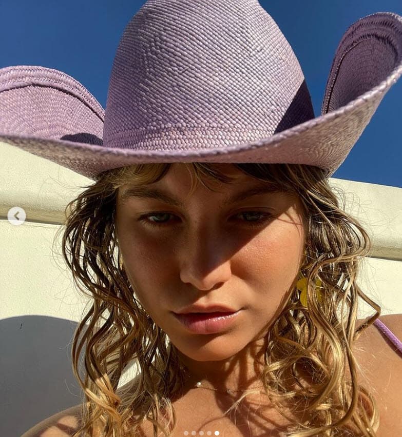 "Sí, la verdad es que hace mucho tiempo yo 
<b><a href="https://www.reforma.com/trabaja-sofia-reyes-en-amarse/ar2156569?v=8" target="_blank">no subía una foto en traje de baño </a></b>porque siento que es exponerte así, tal cual, como que muy vulnerable la situación", explicó al diario Reforma en una entrevista publicada este domingo 4 de abril. 
<br>