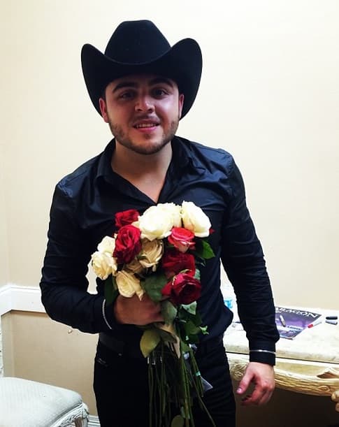 Sus admiradoras tampoco se olvidan de mimarlo durante sus prendidos conciertos.