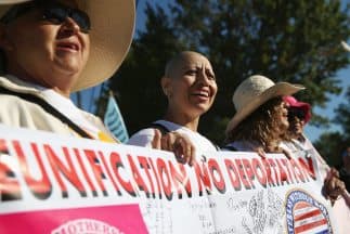 Millones de inmigrantes indocumentados en Estados Unidos aguardan a que el Congreso apruebe una reforma migratoria y el gobierno pare las deportaciones.