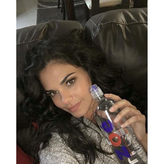 No hay nada más sexy que una mujer que se deje ver al natural y Livia sabe muy bien que ella cuenta con este atributo.