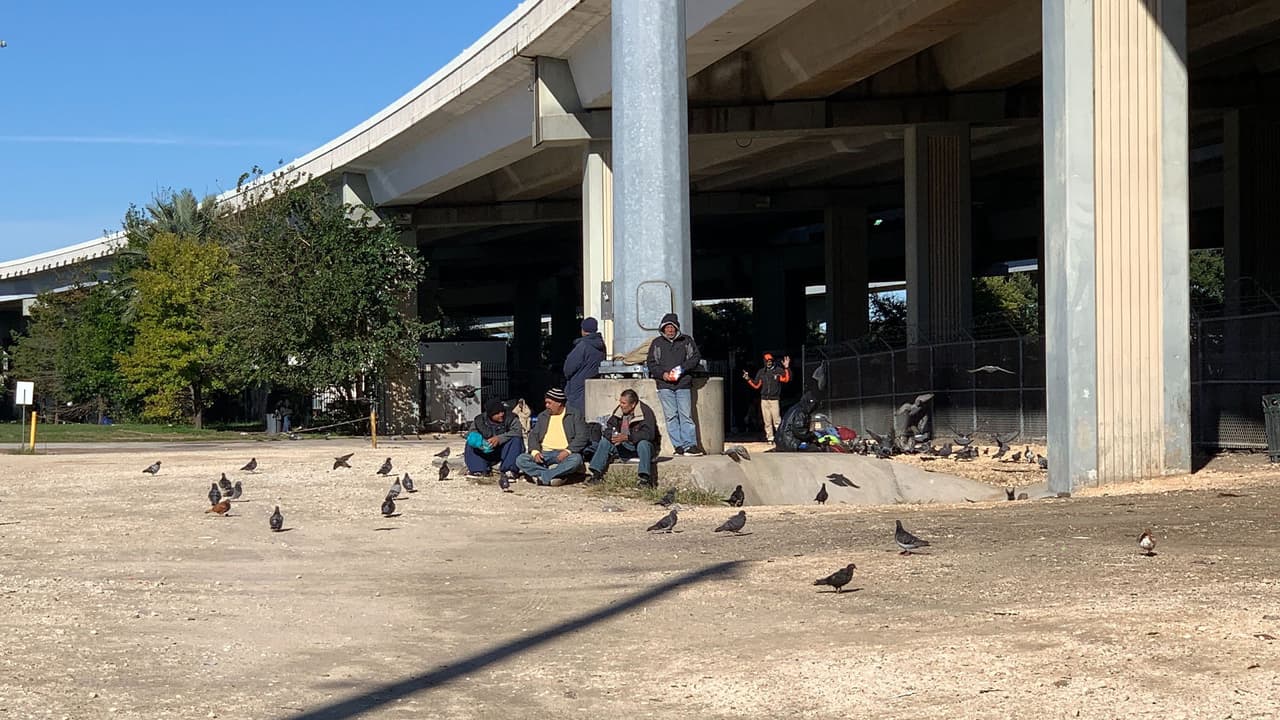 La mayoría de los desamparados de Houston no están en las calles, viven en edificios abandonados, dentro de vehículos, en parques o en albergues.