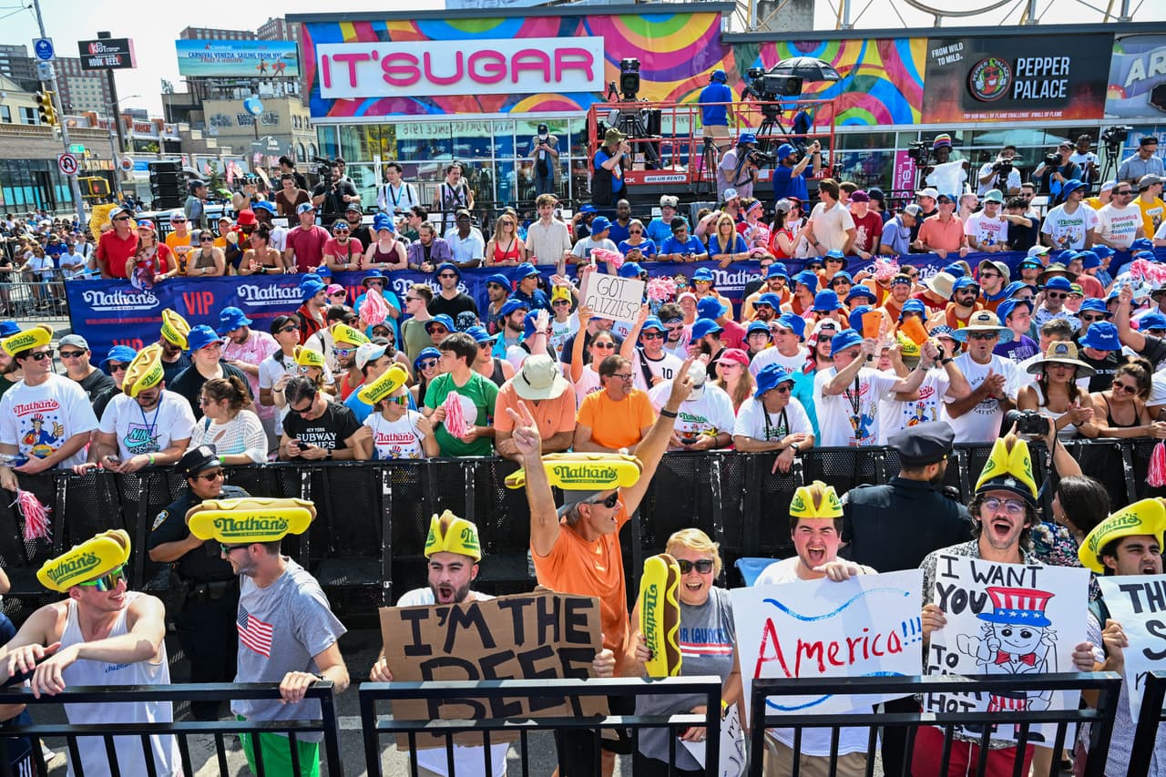 Los espectadores animan a sus favoritos. El concurso anual atrae a miles de espectadores de todo el mundo.