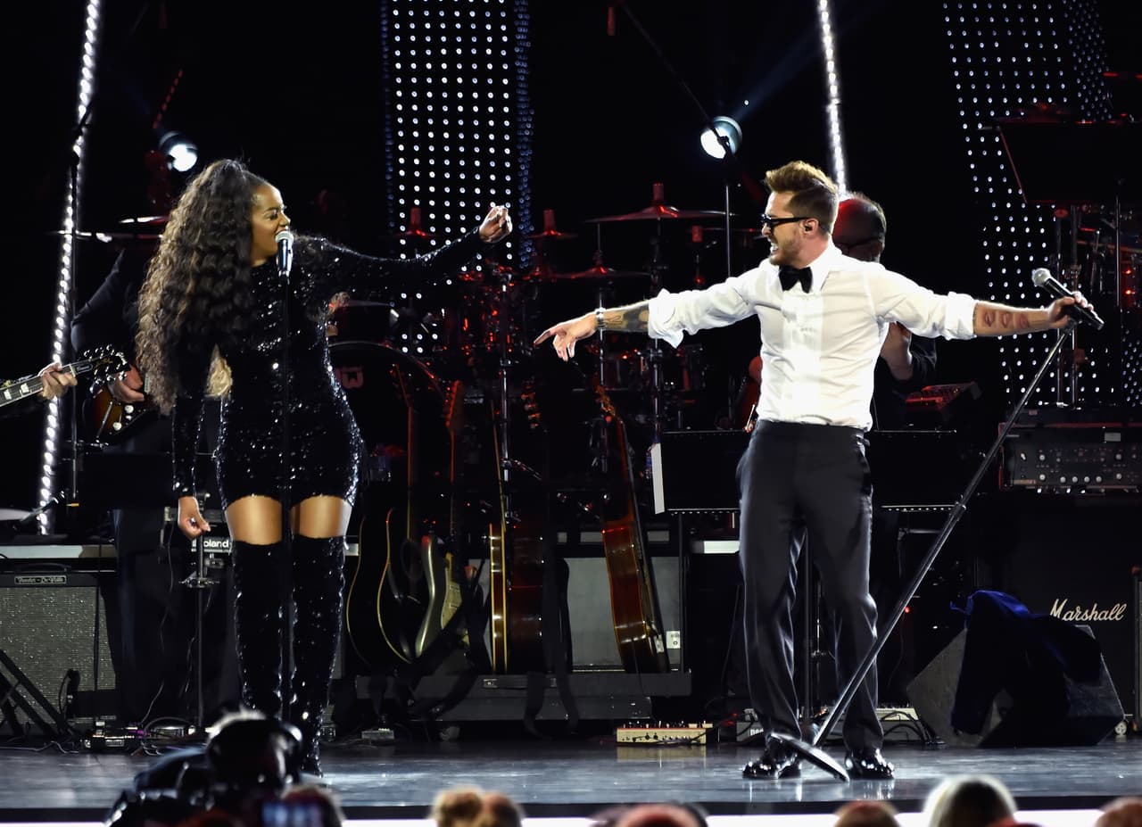 Iza y Piso 21 durante la interpretación de 'Hechicera'.