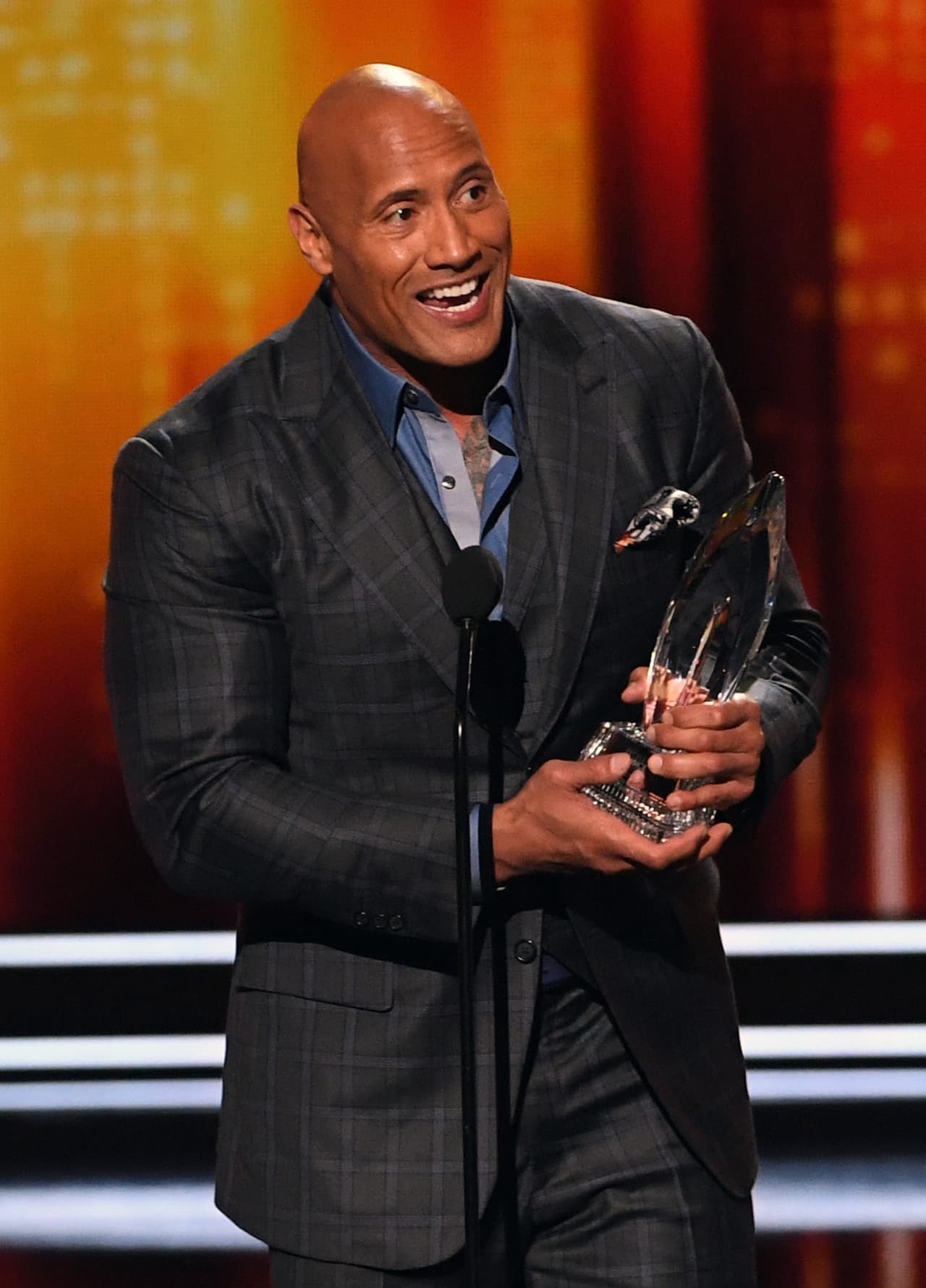 Dwayne Johnson volvió a ganar por su rol en 'Ballers' y aprovechó para molestar un poco a su amigo Kevin Hart.