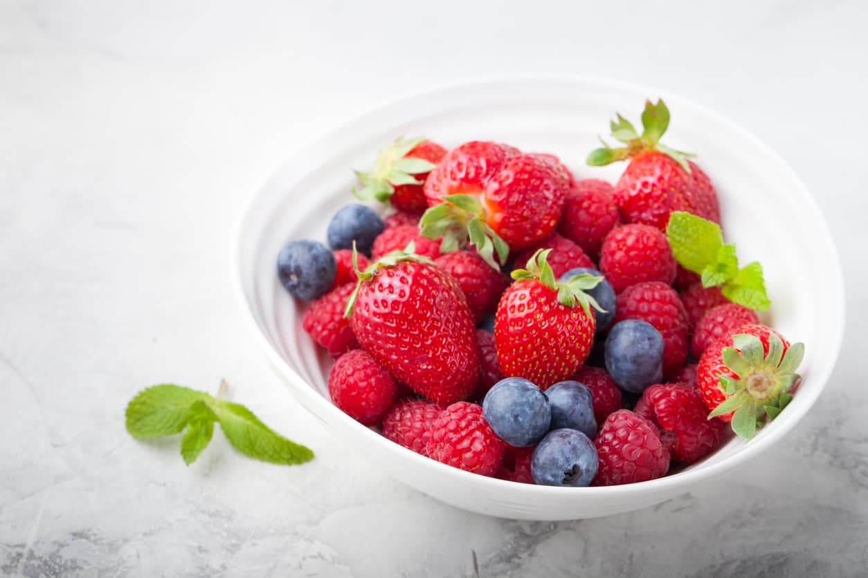 Fresas, frambuesas, arándanos y moras componen este bowl de fruta para el desayuno.