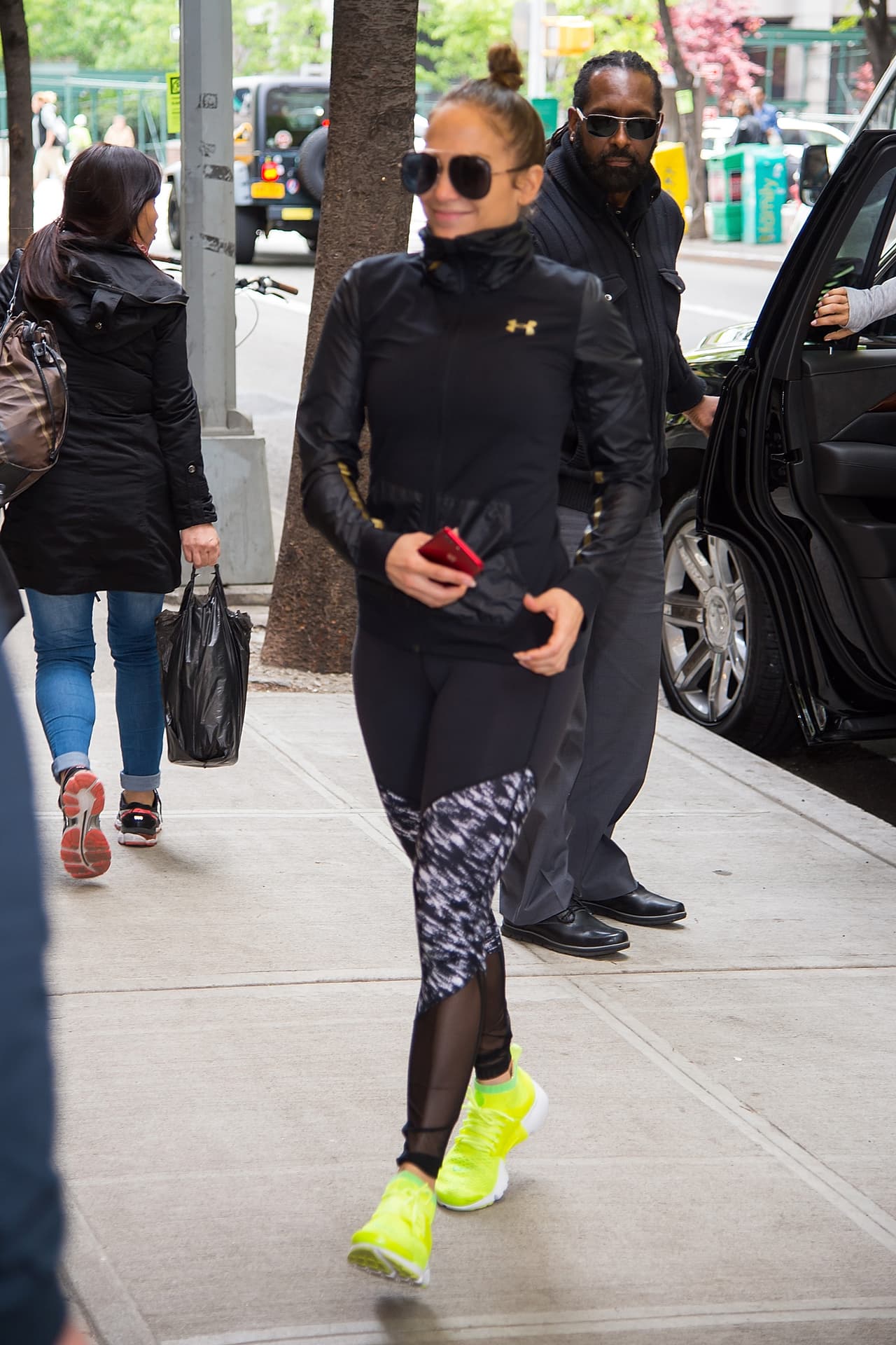 Regularmente Jennifer López usa ropa deportiva accesible como este abrigo deportivo de Under Armour que oscila entre 50 a 100 dólares.