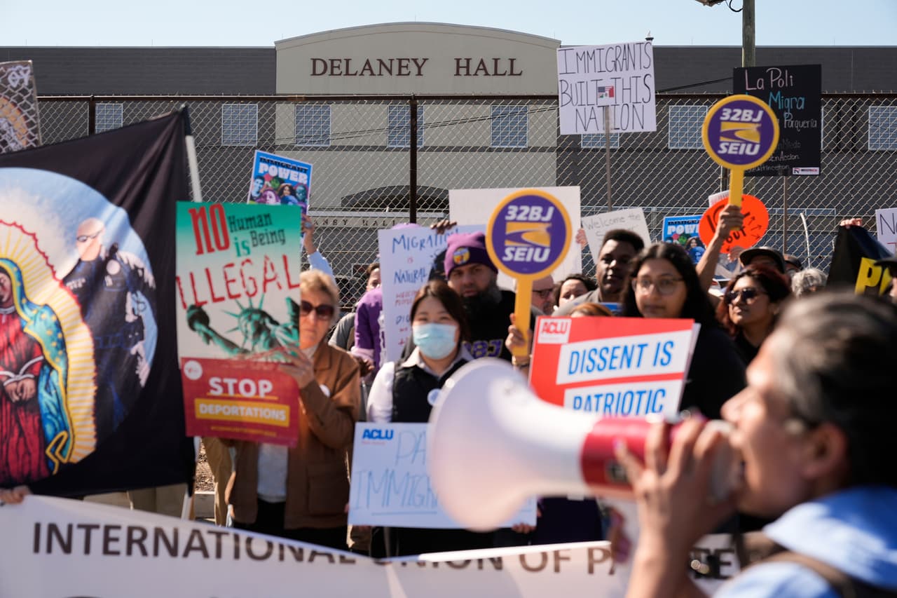 Crecen protestas contra plan de convertir almacenes en megacentros de detención migratoria