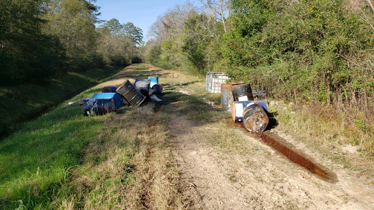 El Alguacil del Precinto 1 informó sobre un vertedero ilegal que fue encontrado este martes en la mañana, ubicado entre las calles John Ralston y Garrett Rd, al noreste de Houston.