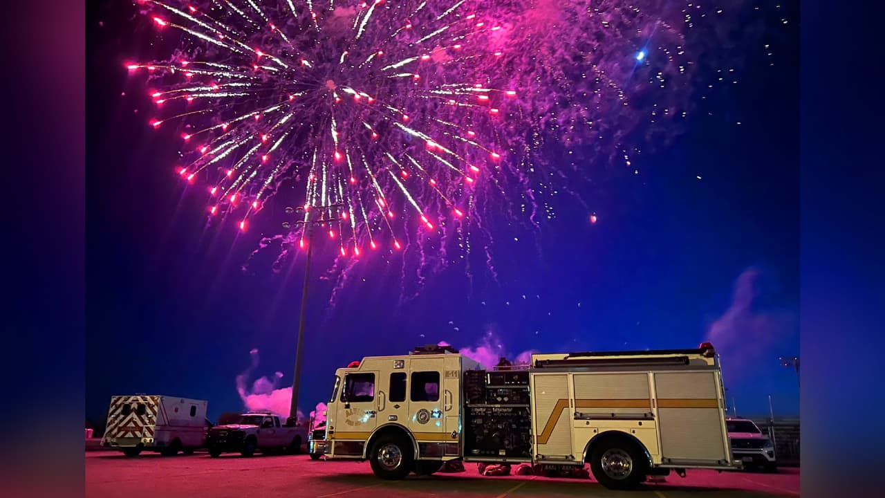 <h2 class="cms-H2-H2">City of Alvin Firework Display</h2>
<br>
<b>Dirección:</b> Bob Briscoe Park | 
<a href="https://www.google.com/maps/place/Bob+Briscoe+Park/@29.3945241,-95.2440833,15z/data=!4m6!3m5!1s0x864088b82e1d79e9:0x2281145a45de6072!8m2!3d29.3945241!4d-95.2440833!16s%2Fg%2F12m8yr5fz?entry=ttu" target="_blank">3625 Briscoe St.</a>
<br>
<b>Fecha y hora:</b> Martes 4 de julio a las 9 pm
<br>
<b>Precio de Entrada:</b> Gratis
<br>
<br>Se puede estacionar en en 
<a href="https://www.google.com/maps/place/Alvin+Community+College/@29.396337,-95.240639,15z/data=!4m2!3m1!1s0x0:0xd1738bc32b18d81a?sa=X&ved=2ahUKEwib7sKNk-n_AhWaSzABHU3HD98Q_BJ6BAhfEAA&ved=2ahUKEwib7sKNk-n_AhWaSzABHU3HD98Q_BJ6BAhiEAg" target="_blank">Alvin Community College (ACC),</a> o en el 
<a href="https://www.google.com/maps/place/Thelma+Ley+Anderson+Family+YMCA/@29.3964603,-95.2490928,17z/data=!3m1!4b1!4m6!3m5!1s0x864088b7f43d9519:0xbddf4b17809a29da!8m2!3d29.3964557!4d-95.2465179!16s%2Fg%2F119vl431b?entry=ttu" target="_blank">YMCA</a> y otros lugares alrededor del parque.