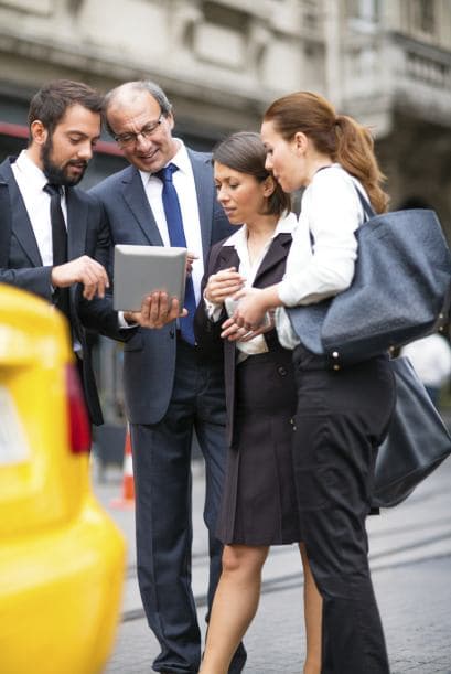 Piensa en alguien más. A ciertas mujeres les resulta difícil negociar para conseguir algo para ellas.